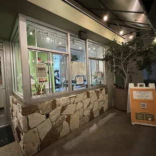 Take out ordering / delivery pick up window