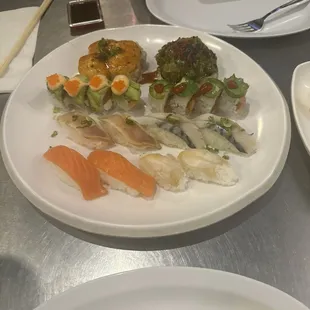 Assorted Sushi : I Roll ; Big Scallop Roll : Summer roll and nigiris Salmon, Mackerel and Conch ‼