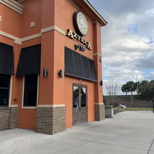 the outside of a restaurant