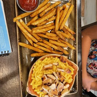 Kids macaroni with grilled chicken and fries