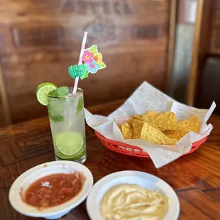 Mojito, chips, salsa, and Salsa Blanca