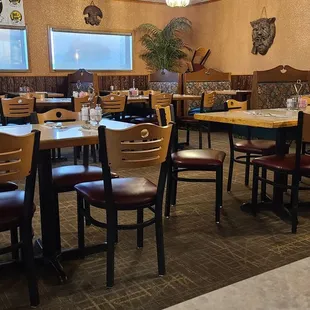 Empty dining room...terrible service