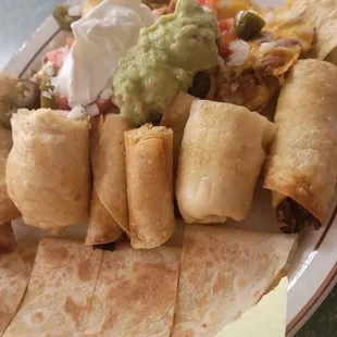 Sampler plate definitely enough to share, nachos have meat  and everything had great flavor.