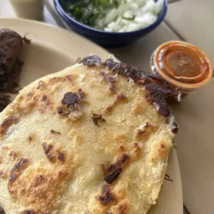 Gordita de barbacoa con frijoles y queso