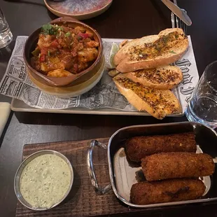 Croquetas de jamón y tostones con camarones
