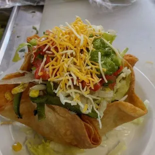 Taco salad ,arroz frijol , con la carne o los vegetales que gustes
Picó de gallo, guacamole, lechuga, queso y crema