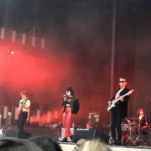 stage pale waves