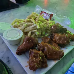 Chicken wings with fries