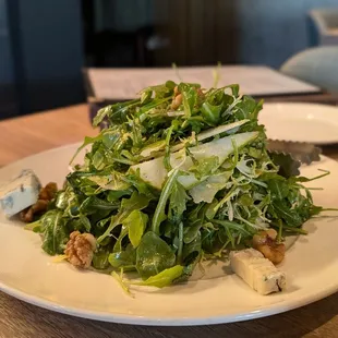 Seasonal salad: arugula, pear, blue cheese
