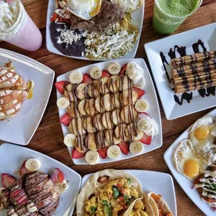 Mini Pancakes +Chilaquiles Divorciados con cecina + Breakfast tacos + Churros + Concha French Toast
