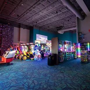 Outtakes Arcade featuring rock wall in distance, games, and redemption store