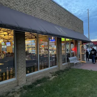 the outside of a restaurant