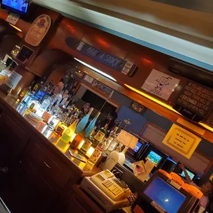 ows a man at the bar