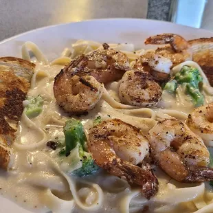 Shrimp Fettuccine served with garlic toast was good. Lunch special for $11.99.