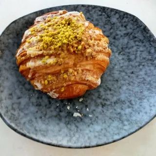 Mix nuts croissant