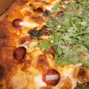 White Garlic pizza +Pepperoni +Arugula