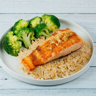 Salmon over a bed of brown rice with broccoli