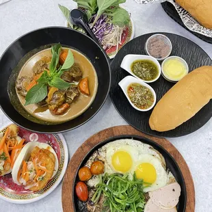 Steak and egg (bo nè) bottom dish