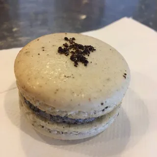 Cookies & Cream Macaron