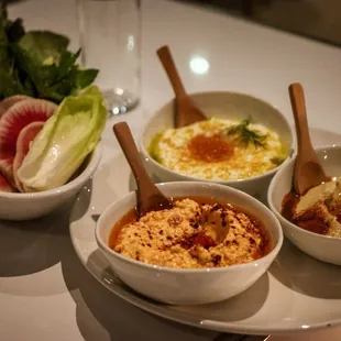 Mixed platter, you choose what you want...hummus, spicey feta etc. It's gluten free served w crisp veggies