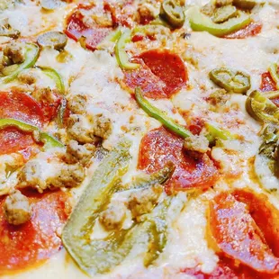 Pizza NY style with 4 toppings (pepperoni, sausage, jalapeños and green peppers)