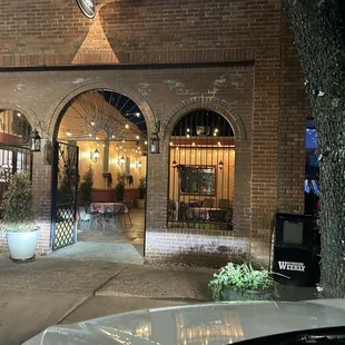 the outside of the restaurant