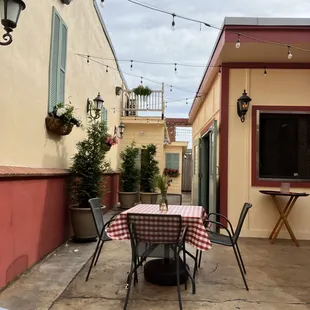 Outdoor patio, dogs allowed!