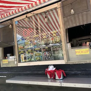 the outside of a food truck