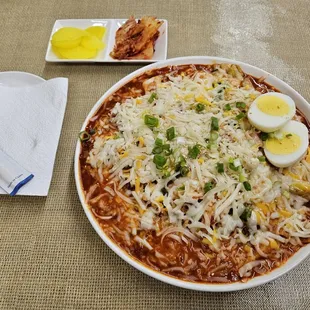 Tteokbokki with ramen and cheese