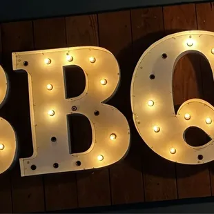 a bbq sign with light bulbs