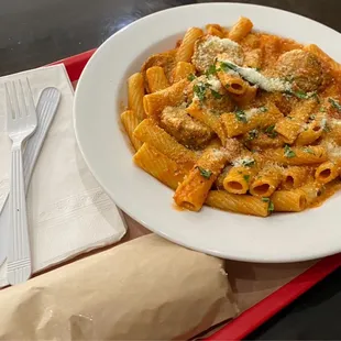 Rigatoni with Vodka Sauce