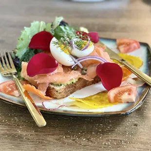 Smoked salmon toast