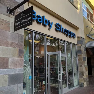 Front entrance, store is fully open now for shopping (08/12/2021).