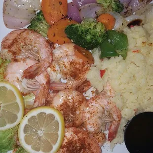 Steam shrimp with rice and veggies