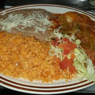 Chile Reyeno, arroz mexicano, frijoles fritos/ enteros y una ensalada. Todos los platos son servidos con tortillas echas a mano.