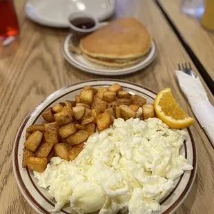 Seasoned potatoes, 4 egg whites, and 1 whole egg. Another side of pancakes.