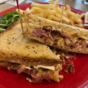 Reuben looks good! Digging in...