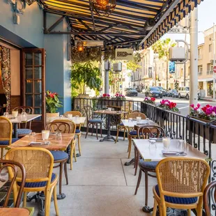 Charming Outdoor Patio in the Heart of Beverly Hills - Corner of Brighton &amp; Camden