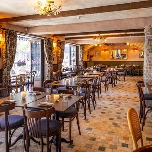 Indoor Bistro With a Blend of Elegance &amp; Warmth