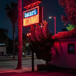 Bacari Sherman Oaks Sign - Night