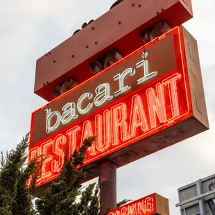 Bacari Sherman Oaks Sign