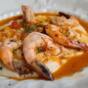 a plate of shrimp and grits