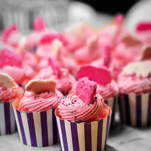 Strawberry cupcakes | ig: whaEVAeats
