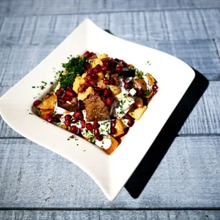 SALATET BETHENJAN
Deep-fried eggplant mixed with Lebanese bread, garlic, salt, onions, pomegranate sauce, spices, parsley and tomatoes