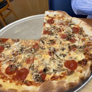 Check the beautiful thin crisp crust.