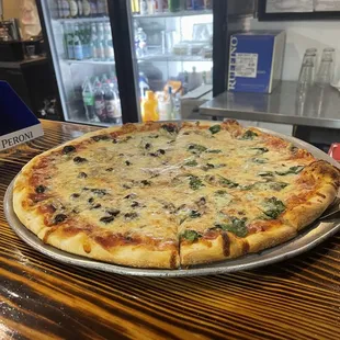 Fantastic spinach, mushroom and olive pizza with wine!
