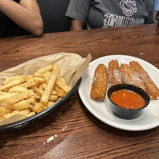Crinkle cut fries &amp; mozzarella &quot;logs&quot;
