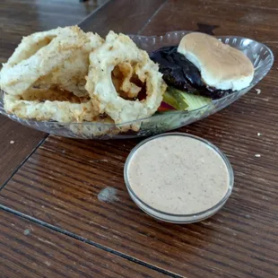 Bbq kick burger without bacon with oinion rings