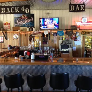 Full bar, custom cocktails, wines, &amp; local tap beers