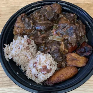 Oxtails and plantains with side of rice